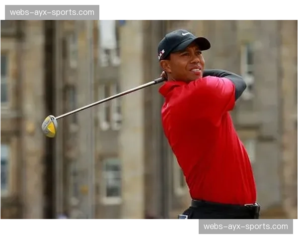 特写：老虎·伍兹现身青少年训练营，亲自指导下一代球员推杆